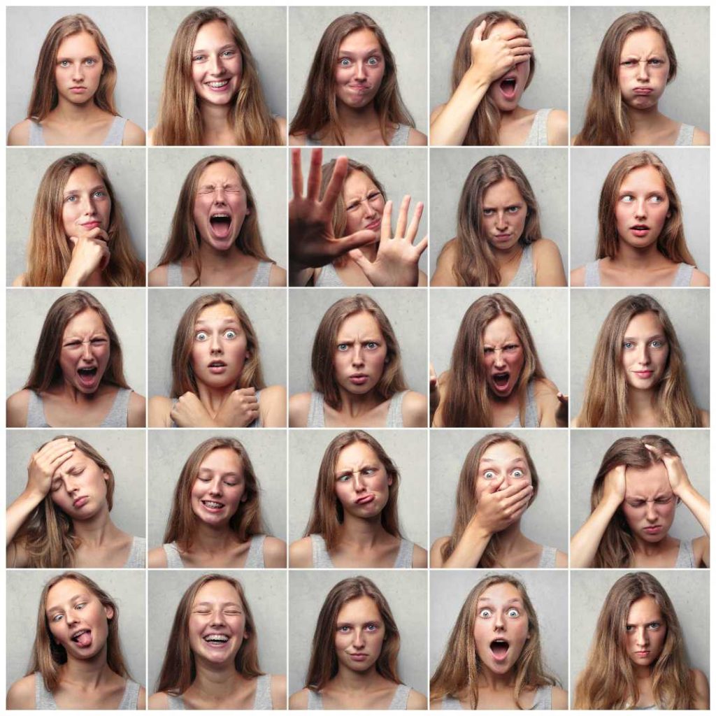 Tutti noi comunichiamo infatti attraverso un'infinità di micromovimenti (perfino dei denti!) e microespressioni. Spesso viene data poca importanza alle espressioni facciali sottostimando così il ruolo che rivestono sul messaggio comunicato durante il colloquio di lavoro